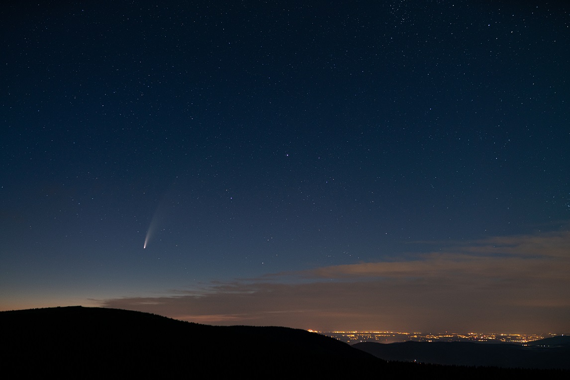 Kometa Neowise nad ránem, foceno z Vozky